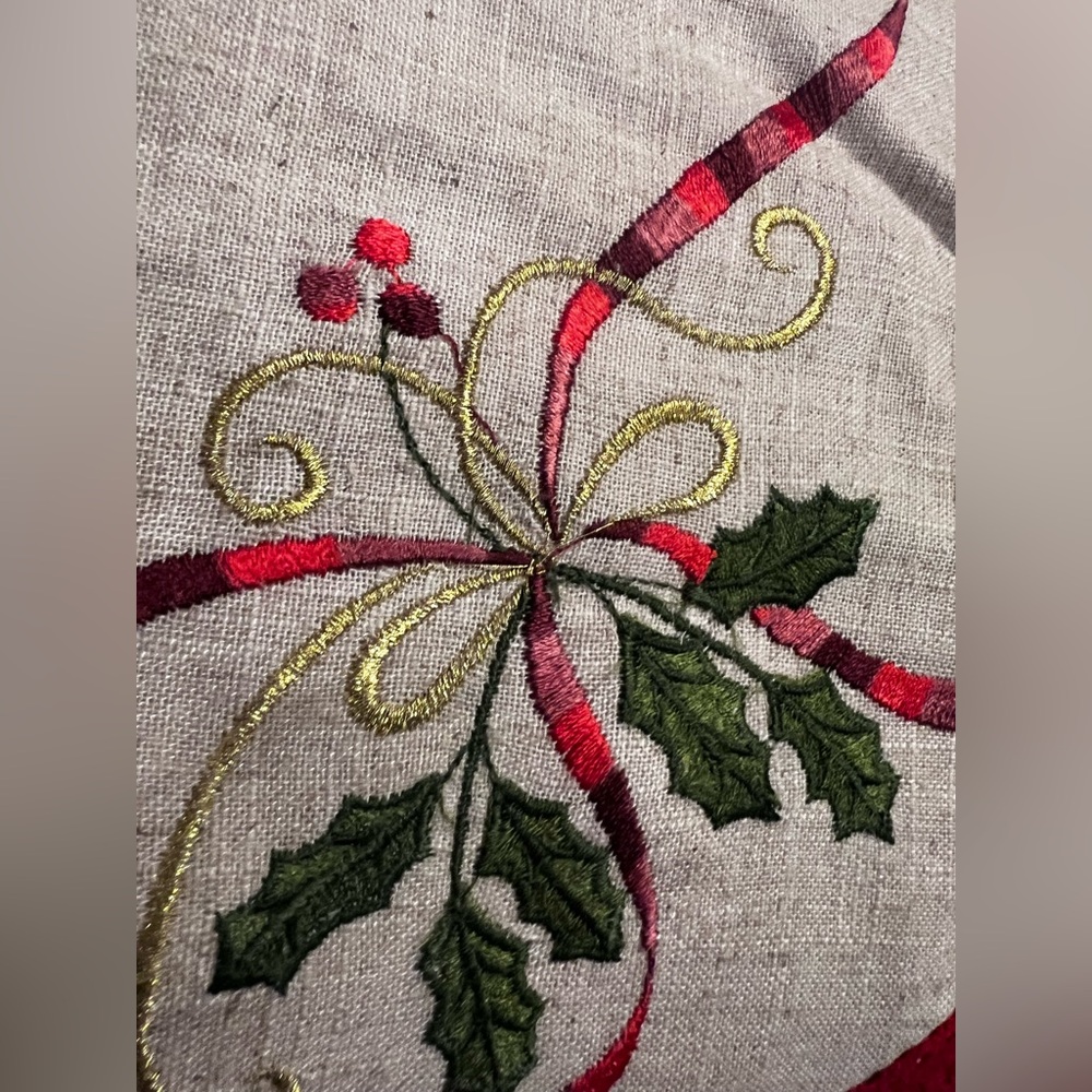 Vintage embroidered Christmas tree skirt with a red crocheted trim - Picture 13 of 13